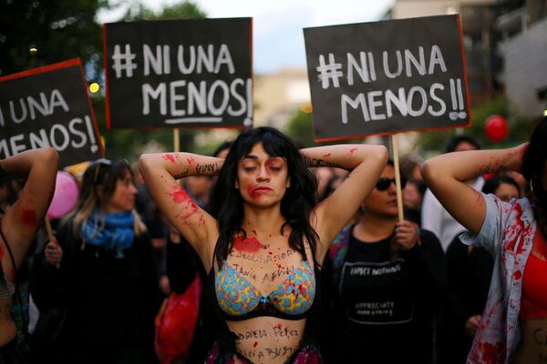 Um manifestante durante uma marcha pacífica contra a violência de género, em Santiago, Chile, 19 de outubro de 2016 - Sputnik Brasil