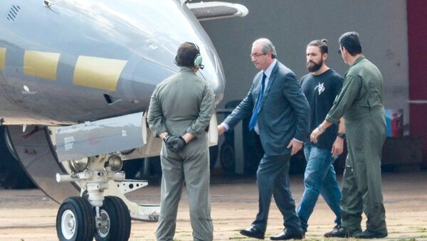 Eduardo Cunha sendo transferido para Curitiba após prisão preventiva nas investigações da Lava Jato - Sputnik Brasil
