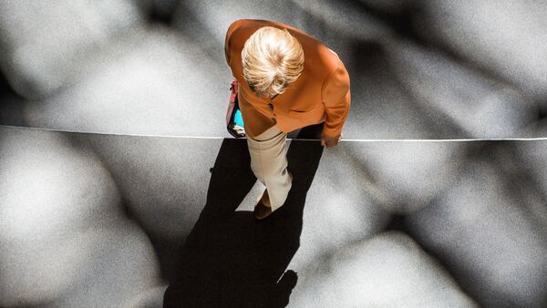 A sombra da chanceler alemã Angela Merkel - Sputnik Brasil