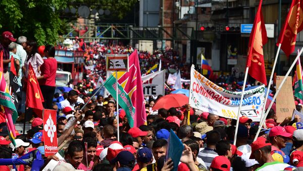 Defensores do presidente venezuelano Nicolas Maduro demonstram apoio ao líder nas ruas de Caracas em 25 de outubro de 2016 - Sputnik Brasil