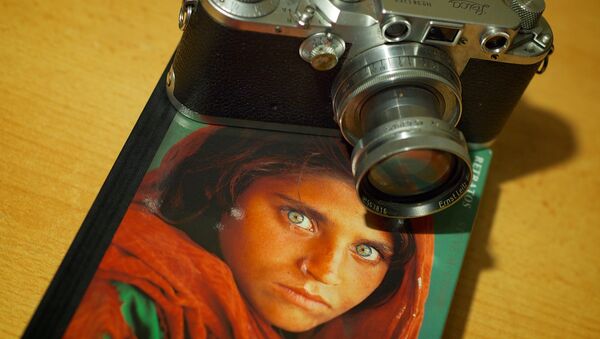 Câmera e o retrato da famosa menina afegã por Steve McCurry - Sputnik Brasil