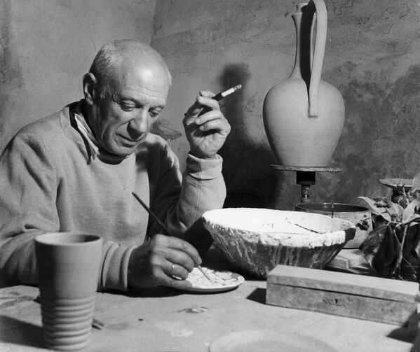 Pablo Picasso em sua oficina, em Vallauris, abril de 1949 - Sputnik Brasil