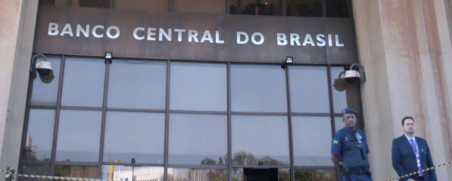 A mochila foi deixada na rampa de acesso ao prédio do Banco Central - Sputnik Brasil, 1920, 03.01.2022