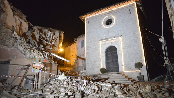The Church of San Sebastiano stands amidst damaged houses in Castelsantangelo sul Nera, Italy, Wednesday, Oct 26, 2016 following an earthquake,. - Sputnik Brasil