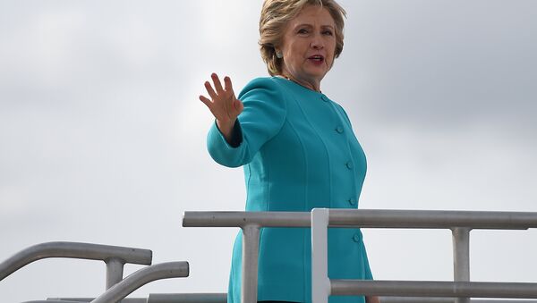 Presidenciável democrata Hillary Clinton acena com a mão no seu dia de anos no aeroporto internacional de Maiami, EUA, 26 de outubro de 2016 - Sputnik Brasil