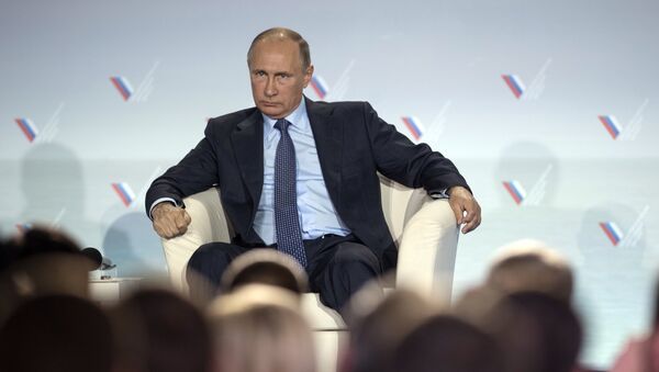 Presidente russo Vladimir Putin participa da sessão plenária do Fórum da Ação. Crimeia, Yalta, Rússia, 26 de outubro de 2016 - Sputnik Brasil