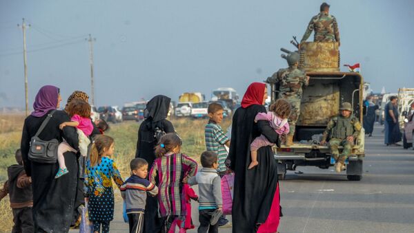 Pessoas fogem de Mossul por uma rodovia protegida pelas Forças Armadas do Iraque (Arquivo) - Sputnik Brasil