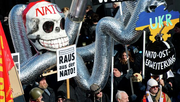 Demonstrantes participam do protesto contra a OTAN perante o local da realização da Conferência de Segurança de Munique, Alemanha (foto de arquivo) - Sputnik Brasil
