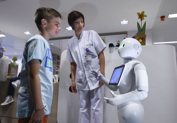 Um rapaz com robô Pepper em um hospital na Bélgica - o robô realiza a função de enfermeira. Ele pode ser programado para ajudar um paciente com necessidades específicas - Sputnik Brasil