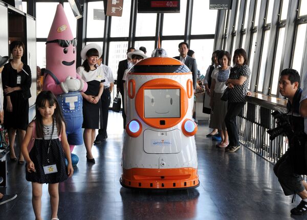 Robô guia Tawabo criado pela japonesa Alsok, fotografado em Tóquio no dia 1° de agosto de 2012 durante uma excursão pela Torre de Tóquio. Tawabo fala inglês, chinês, coreano e japonês - Sputnik Brasil