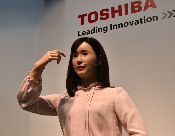 Robô humanoide Aiko Chihira mostra sua capacidade no uso de linguagem gestual. A criação da gigante empresa Toshiba foi exposta em Chiba, subúrbio de Tóquio, em 7 de outubro de 2014 - Sputnik Brasil