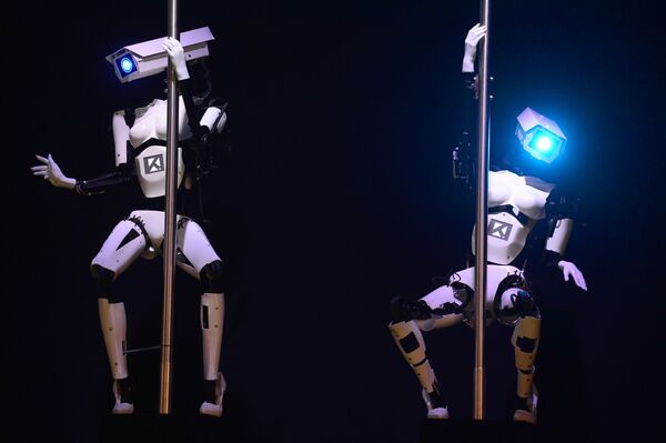 Robôs da empresa alemã Tobit Software dançam pole dance - Sputnik Brasil