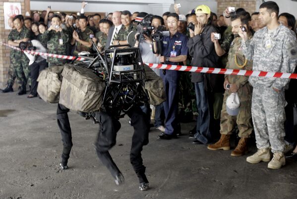 Robô militar Big Dog durante exposição na Tailândia, em 4 de fevereiro de 2009 - Sputnik Brasil