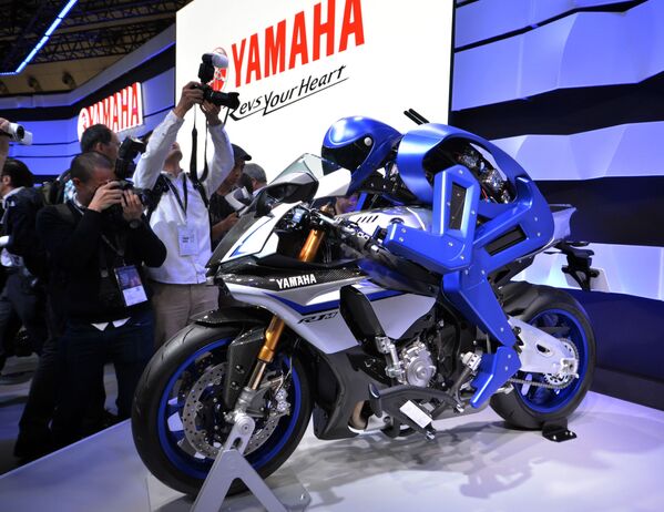 Empresa fabricante de motos Yamaha Motor introduz o seu modelo prototipo de robô que pilota moto. Ele se chama Motobot. 28 de outubro, 2015. - Sputnik Brasil