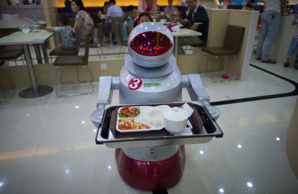 A foto tirada em 13 de augosto de 2014 mostra o robô que atende clientes em restaurante em Kunshan (China) - Sputnik Brasil