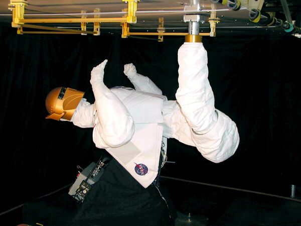 Robô com aparência humana criado pela NASA e pela General Motors é chamado Robonaut B que é controlado à distância - Sputnik Brasil
