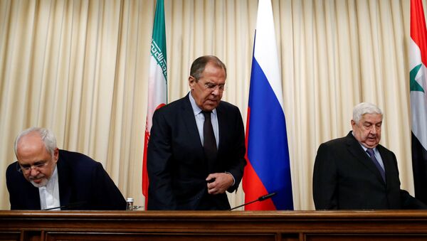 O ministro russo, Sergei Lavrov, ministro das Relações Exteriores da Síria, Walid Muallem, e ministro das Relações Exteriores do Irã, Mohammad Javad Zarif, participam de uma entrevista coletiva em Moscou, Rússia, 28 de outubro de 2016. - Sputnik Brasil