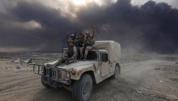 Iraqi army personnel ride on a military vehicle in Qayyarah, during an operation to attack Islamic State militants in Mosul, Iraq - Sputnik Brasil