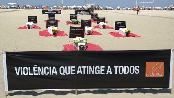 Manifestação nas areias de Copacabana para denunciar mortes por causas violentas - Sputnik Brasil