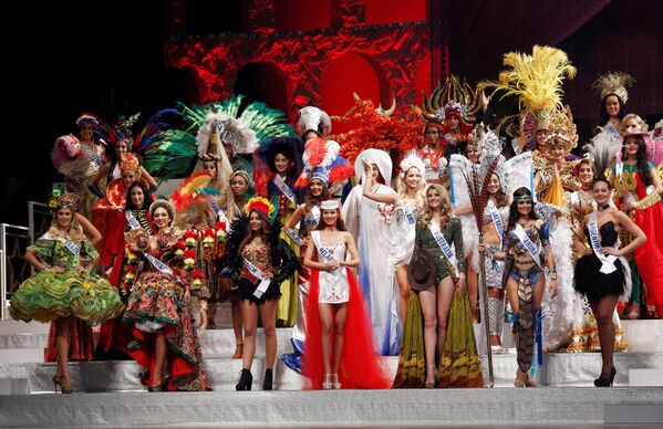 Participantes do concurso em trajes nacionais durante a cerimônia de abertura de Miss Internacional 2016 - Sputnik Brasil