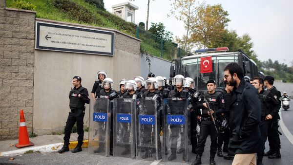 Riot police officers stand as members of Turkey Youth Union shout anti-US slogans as they protest against the upcoming visit of the US President Barack Obama to Turkey mid-November for G20 summit in Antalya, outside the US consulate in Istanbul, Turkey, Sunday, Nov. 8, 2015 - Sputnik Brasil