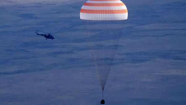 Cápsula da Soyuz MS-01 aterrissando no Cazaquistão com os astronautas da EEI - Sputnik Brasil
