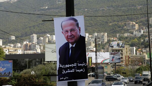 Um cartaz gigante que com o retrato do candidato presidencial libanês Michel Aoun é visto em um poste na estrada Jounieh, ao norte da capital Beirute, em 28 de outubro de 2016. - Sputnik Brasil