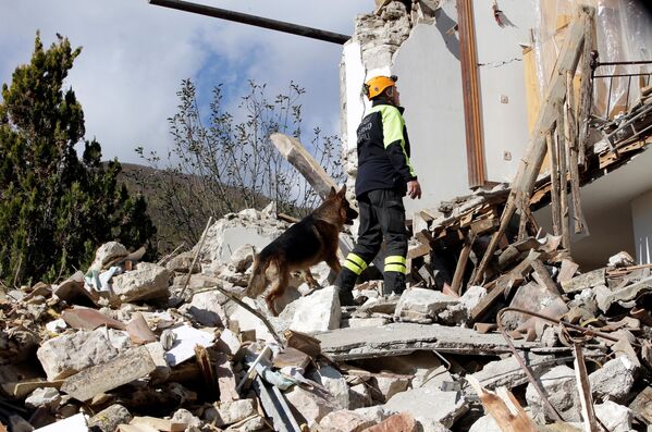 Vários milhares de pessoas ficaram desabrigadas em consequência de um forte terremoto que ocorreu na quarta-feira à noite no centro da Itália - Sputnik Brasil