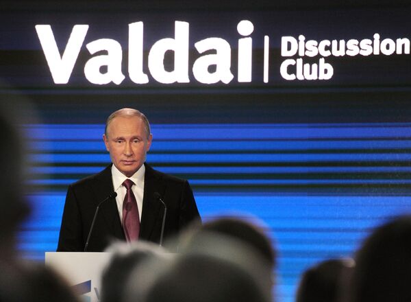 Presidente da Rússia, Vladimir Putin, durante discurso na sessão plenária da XIII edição do encontro anual Clube Valdai de Discussões Internacionais, em Sochi. - Sputnik Brasil