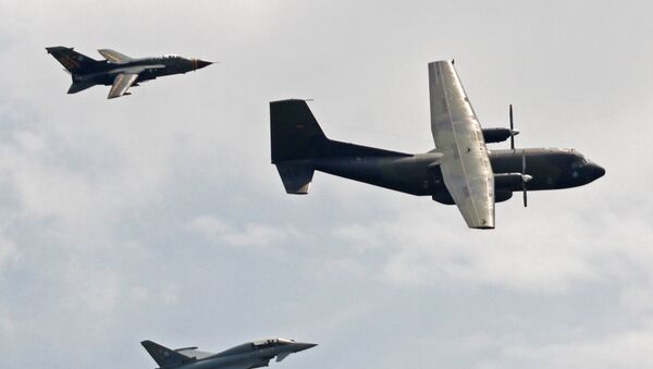 Beim Flying Display zeigen sich ein Tornado, ein Eurofighter und eine Transall gemeinsam in der Luft am Tag der Bundeswehr - Sputnik Brasil