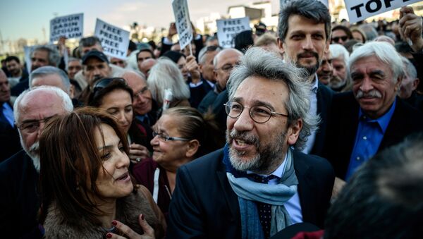 Editor-chefe do jornal turco Cumhuriyet (no centro) chega a Istambul para julgamento. Foto de arquivo, 1 de abril de 2016 - Sputnik Brasil