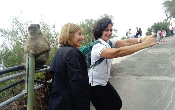 Turistas tirando selfie em Gibraltar - Sputnik Brasil