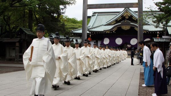 Padres japoneses saindo do Santuário de Yasukuni - Sputnik Brasil