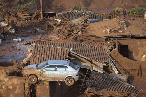 Um carro sobre ruínas de Bento Rodrigues, em 6 de novembro de 2015, no dia seguinte ao rompimento de barragem de Fundão - Sputnik Brasil