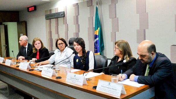 Debate  PEC dos Gastos sobre a educação foi coordenado pela senadora Fátima Bezerra (PT-RN), ao lado da estudante Ana Julia - Sputnik Brasil