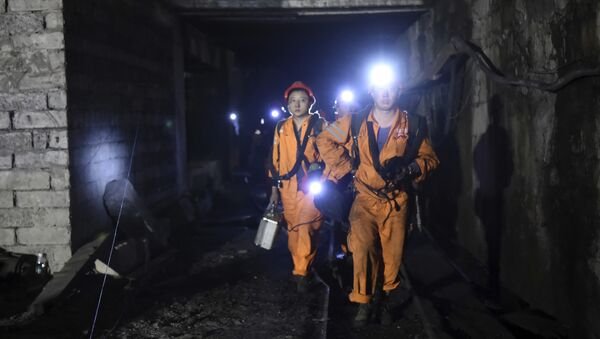 Equipes de resgate trabalham na mina de Jinshangou, na China - Sputnik Brasil