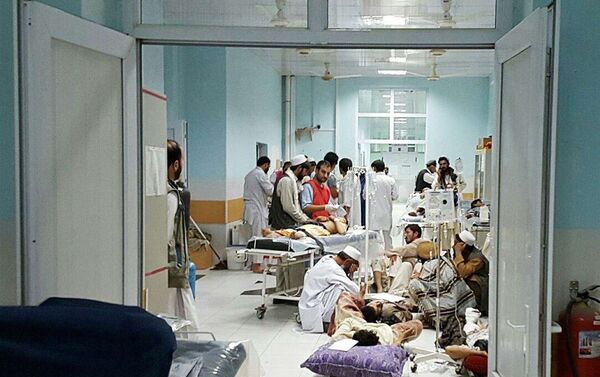 Agentes da MSF cuidam de vítimas do ataque ao hospital da organização em Kunduz - Sputnik Brasil