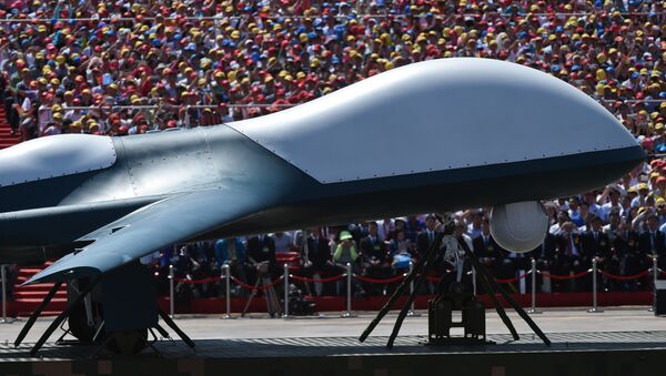 Veículo militar transporta drone de combate chinês na parada militar em hominagem aos 70 anos da vitória na Segunda Guerra Mundial, Pequim, 3 de setembro de 2015 - Sputnik Brasil