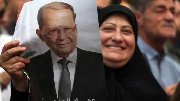 Uma mulher está carregando a foto do presidente recém-eleito do Líbano Michel Aoun em Beirute, Líbano, Outubro 31, 2016 - Sputnik Brasil