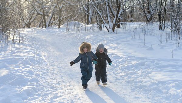 Crianças passeam no inverno na Rússia (foto de arquivo) - Sputnik Brasil
