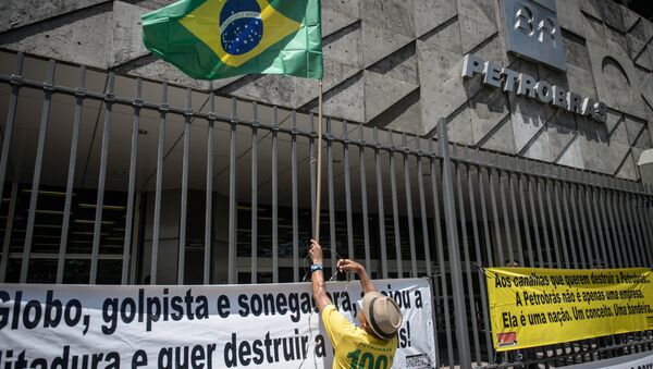 Manifestante com bandeira do Brasil na sede da Petrobras - Sputnik Brasil