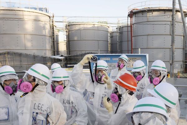 Os membros de uma equipe de investigação sul-coreano inspecionam a usina nuclear de Fukushima , em Okuma, província de Fukushima, em 17 de dezembro de 2014. - Sputnik Brasil