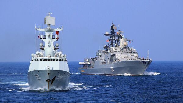 Navio chinês Huangshan, à esquerda, ao lado do navio antissubmarino russo Almirante Tributs (foto de arquivo) - Sputnik Brasil