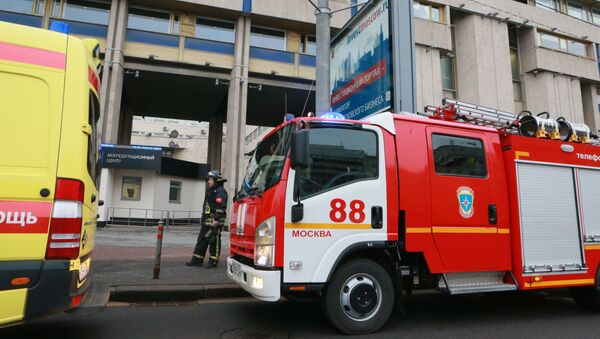Bombeiros em frente à entrada da sede da agência Rossiya Segodnya - Sputnik Brasil