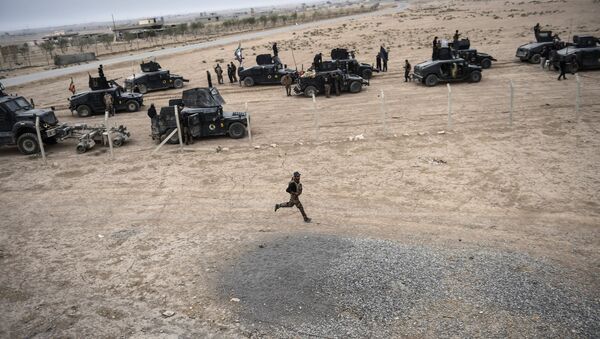 Representantes do Serviço de Сombate ao Terrorismo do Iraque (CTS) perto do povoado de Bazwaya, zona leste da cidade de Mossul, durante a terceira semana da ofensiva que visa retomar o baluarte do Daesh, 31 de outubro de 2016 - Sputnik Brasil