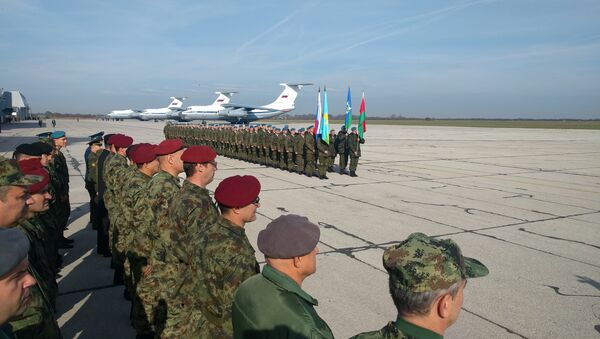 Militares russos e bielorrussos no aeródromo de Batajnica, Sérvia, 2 de novembro de 2016 - Sputnik Brasil