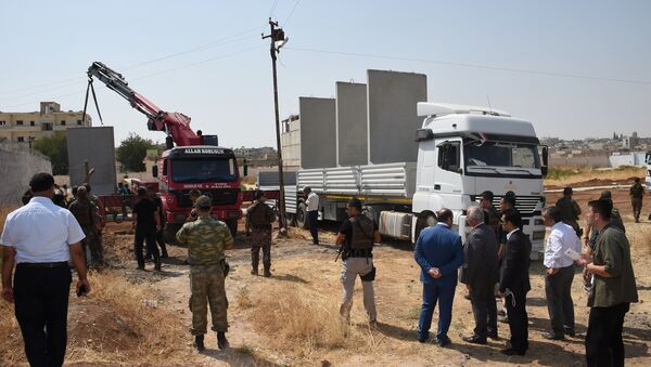Autoridades civis e militares realizam inspeção da construção do muro entre a Turquia e a Síria. 29 de agosto de 2016 - Sputnik Brasil