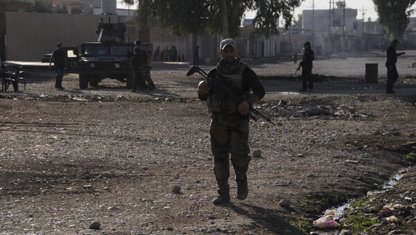 Militar iraquiano em Gorcelil, bairro de Mossul - Sputnik Brasil