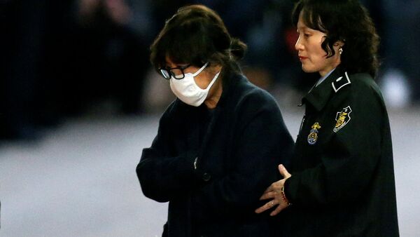 Choi Soon-sil, amiga da presidente sul-coreana Park Geun-hye, saindo de um tribunal em Seul, Coreia do Norte, em 3 de novembro de 2016 - Sputnik Brasil