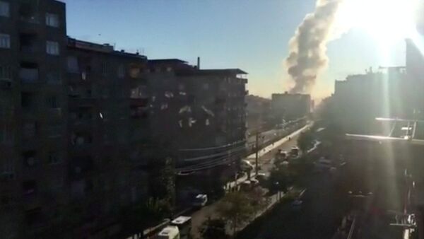 Fumaça é vista no local da explosão no centro de Diyarbakir, no sudeste da Turquia, em 4 de novembro de 2016 - Sputnik Brasil